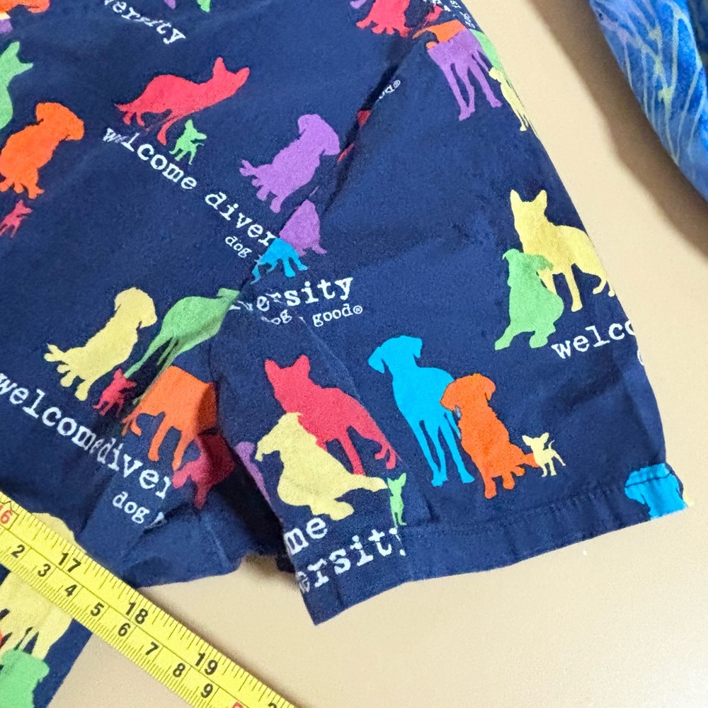 Colorful Animal Print Scrub Top size Large - Picture 7 of 7